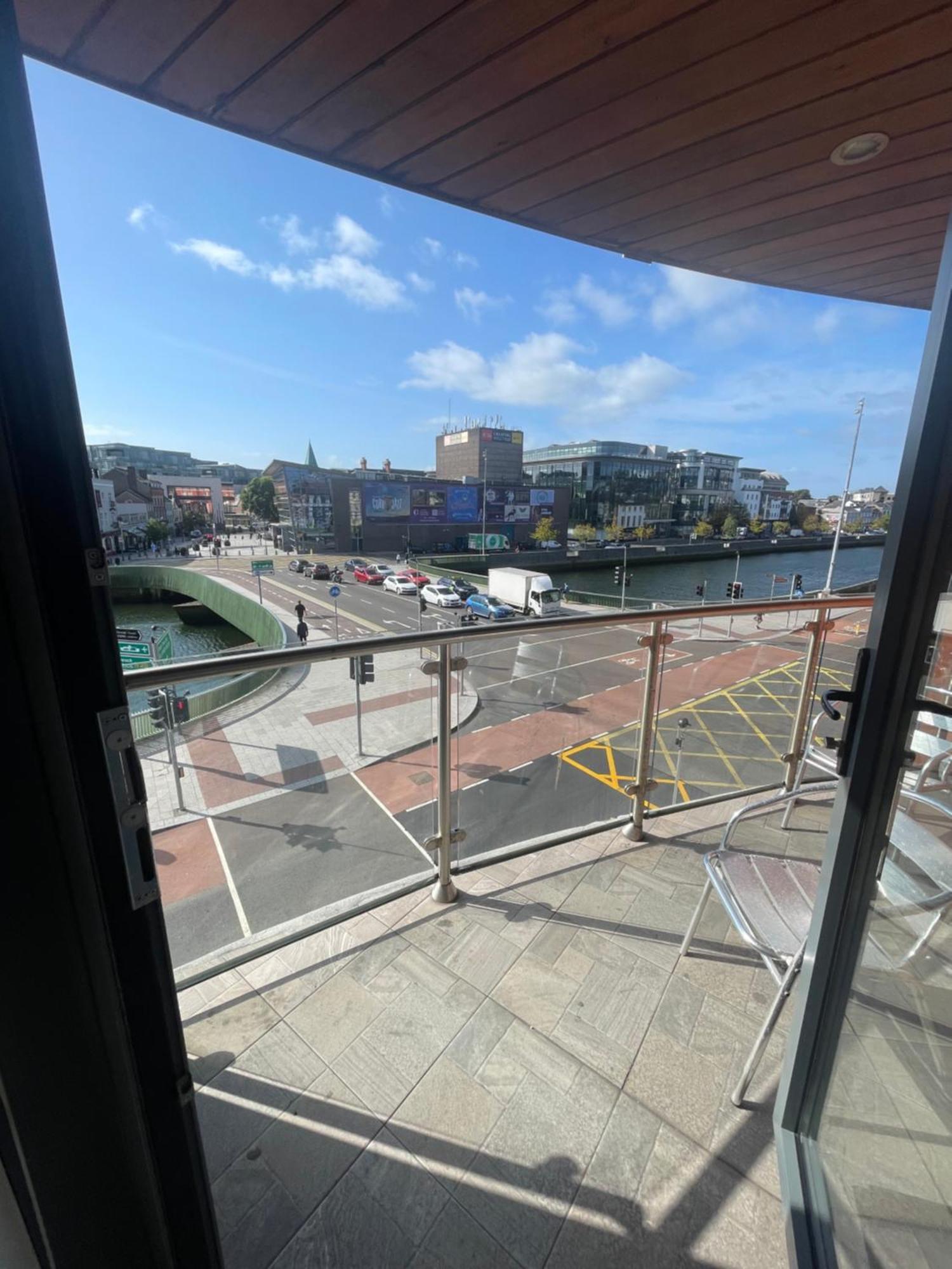 Fabulous And Sunny 2 Bed Apartment, In City Centre Cork Eksteriør bilde